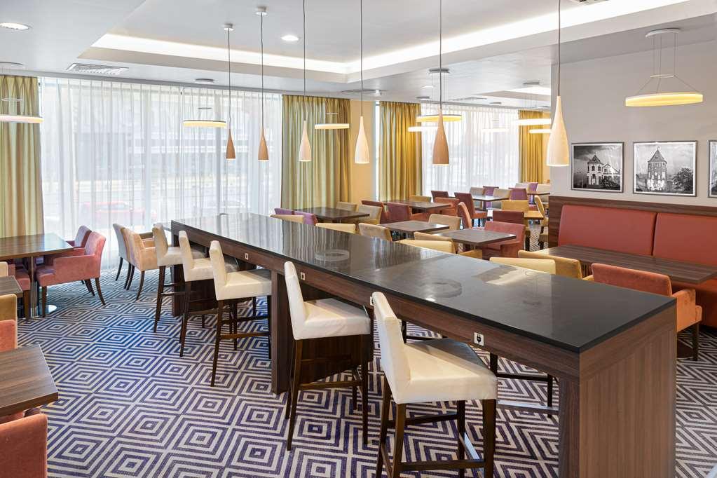 Hampton By Hilton Minsk City Centre Ресторант снимка