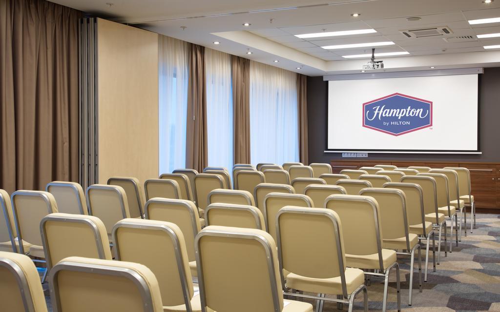 Hampton By Hilton Minsk City Centre Hotel Екстериор снимка